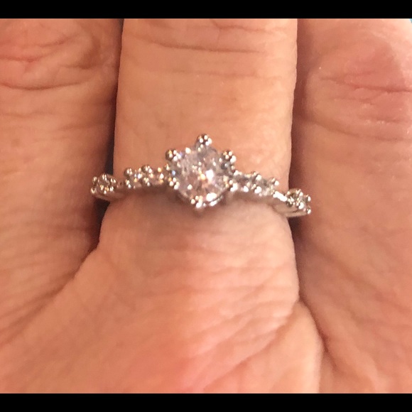 Jewelry - Pretty!Promise or engagement ring.Cubic Zirconia